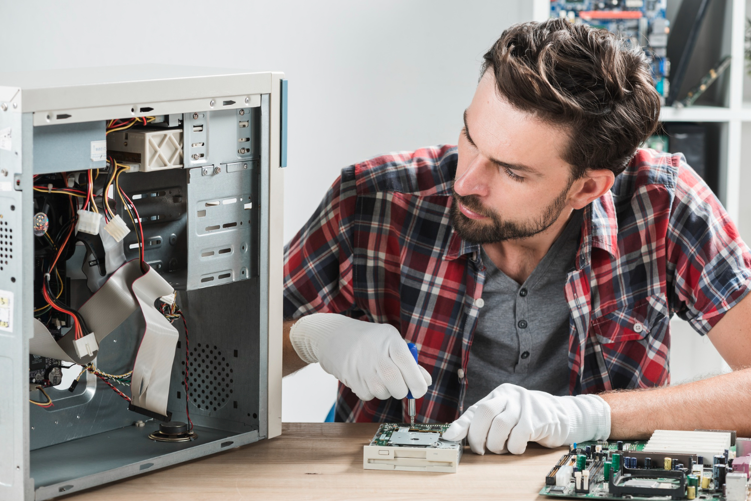 Técnico da HardTecno trabalhando em hardware