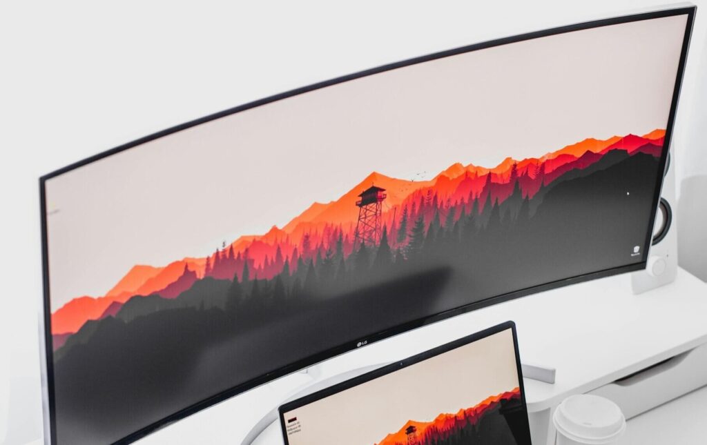 Monitores Curvos: Benefícios para Jogos e Multitarefas