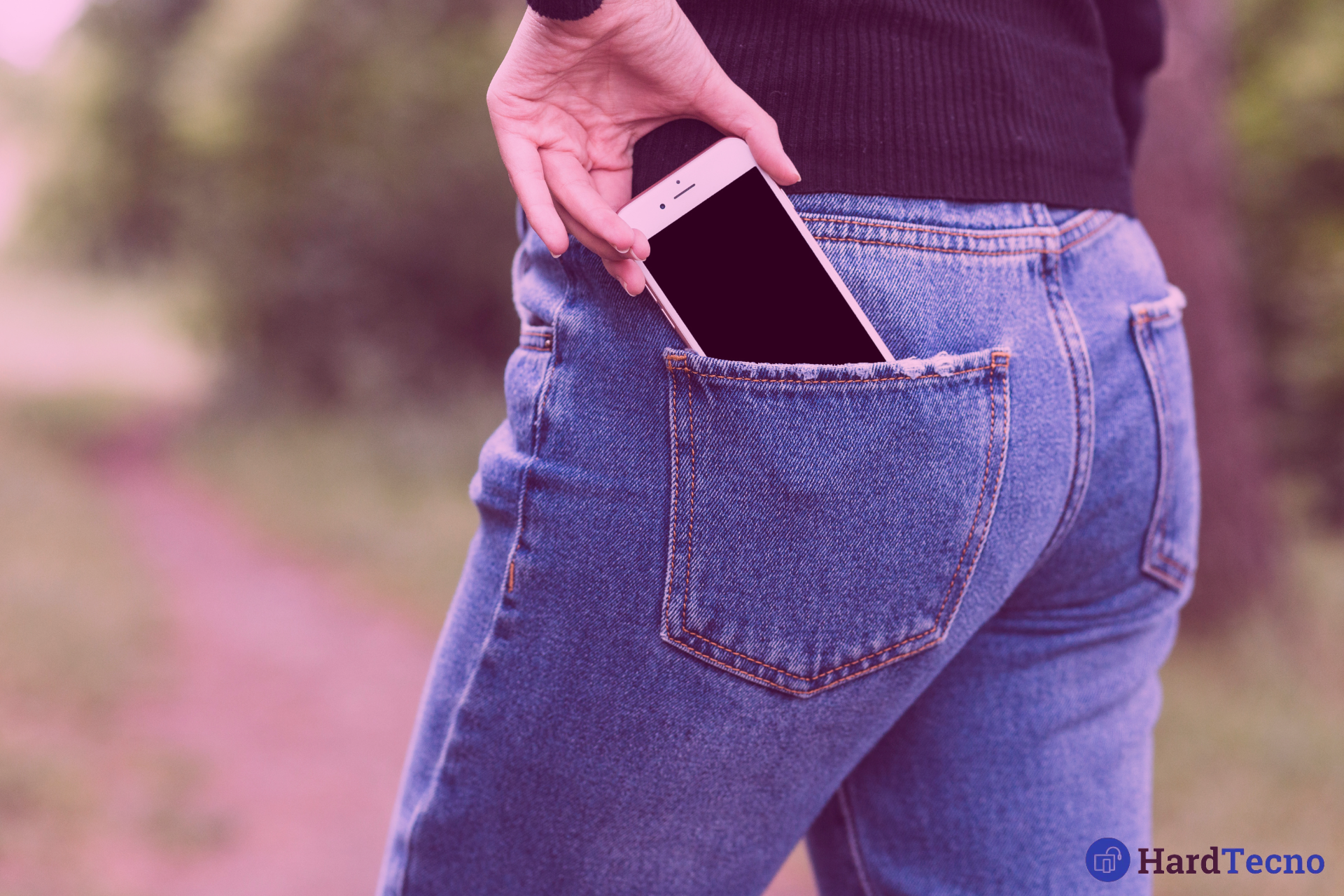 Como proteger o celular no Carnaval em 14 dicas Armazenar o celular no bolso de trás aumenta as chances de ele ser furtado
