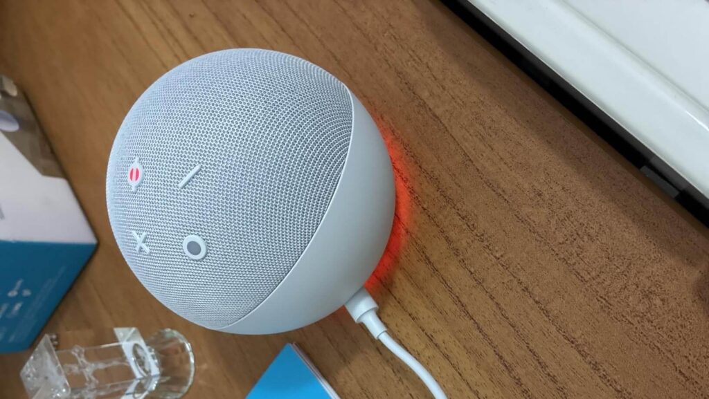 Echo Dot precisa ficar ligado na tomada?